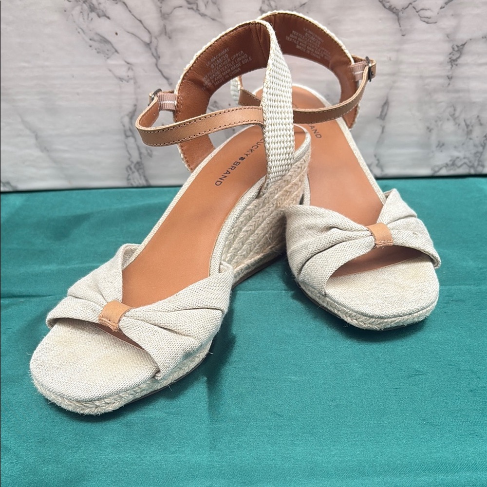 Lucky Brand Cream and Tan Sandals with Minimalist Design - Picture 2 of 7